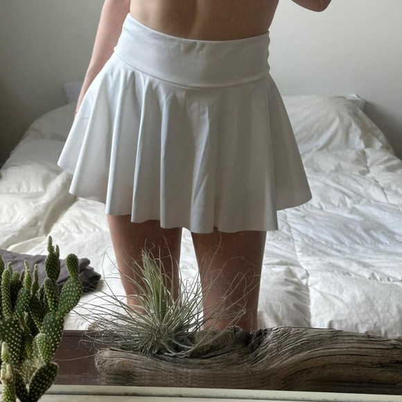White golf skirt with built-in shorts - Picture 2 of 8